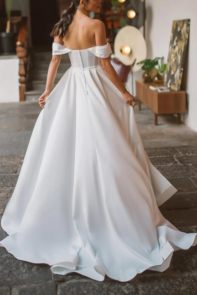 Side view of the mermaid trumpet boho wedding dress, showcasing the flowing skirt and sweetheart neckline.