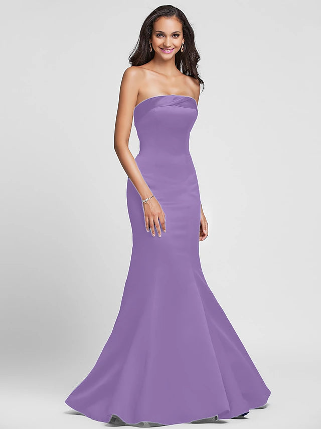 Close-up of the lace-up detail on the back of the strapless bridesmaid dress.