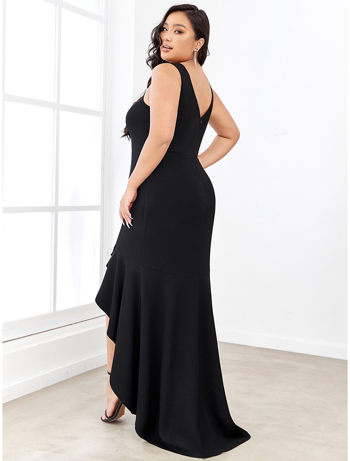 Side view of the elegant V-neck sleeveless mermaid trumpet gown.