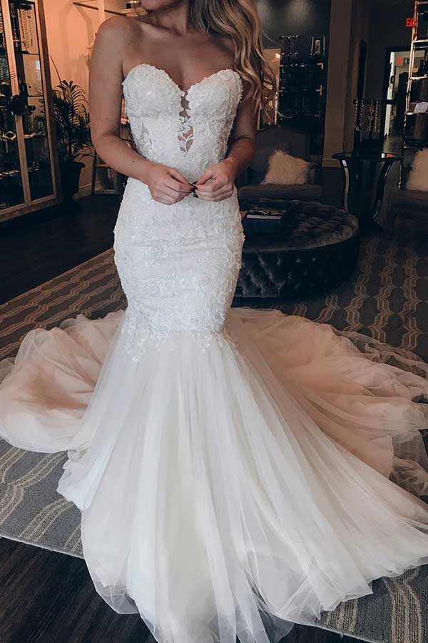 Elegant Mermaid Tulle and Lace Wedding Gown with Sweetheart Strapless Neckline.