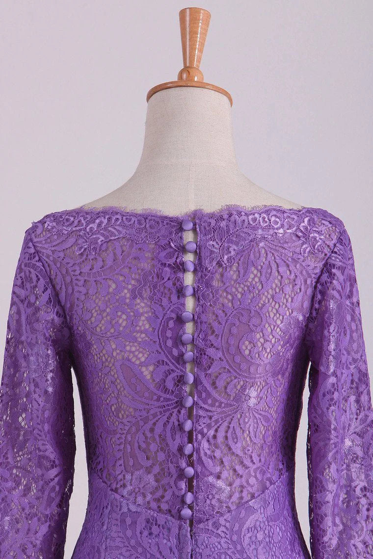 Back view of the mermaid V-neck lace floor-length gown.