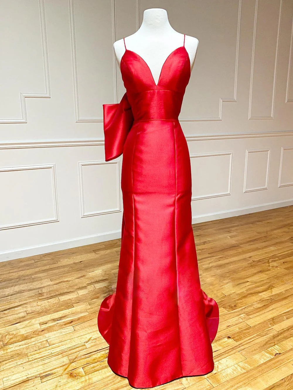 Elegant mermaid V-neck long prom dress with a flowing skirt.