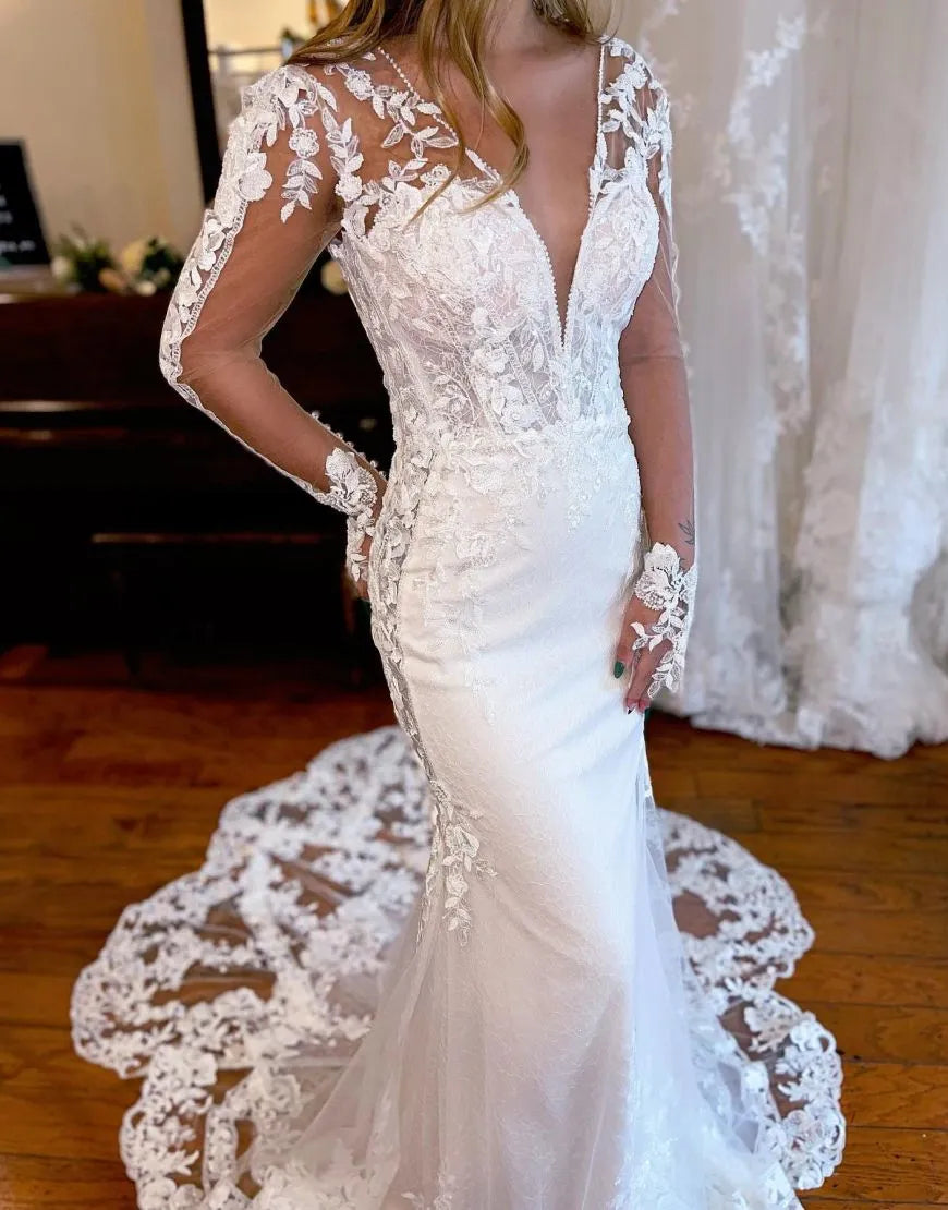 Mermaid V-neck long wedding dress featuring delicate appliques.