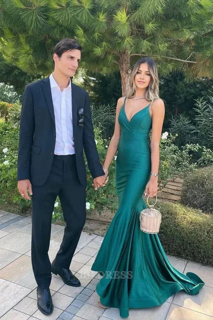 Elegant green mermaid formal dress with spaghetti straps.