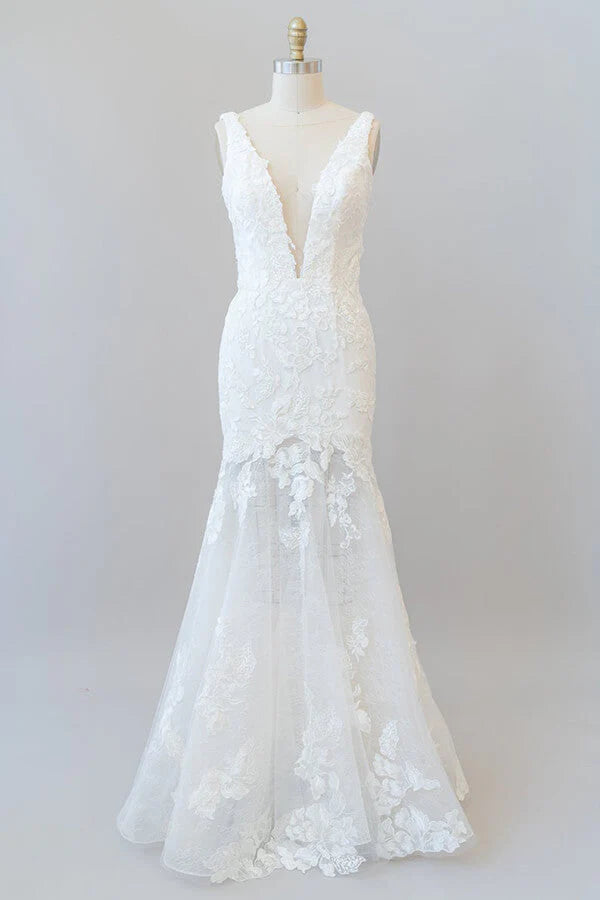 Mermaid V-neck wedding dress with appliques and tulle lace.