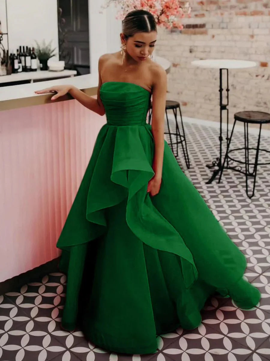Minimalist design of the strapless ball gown for special occasions.