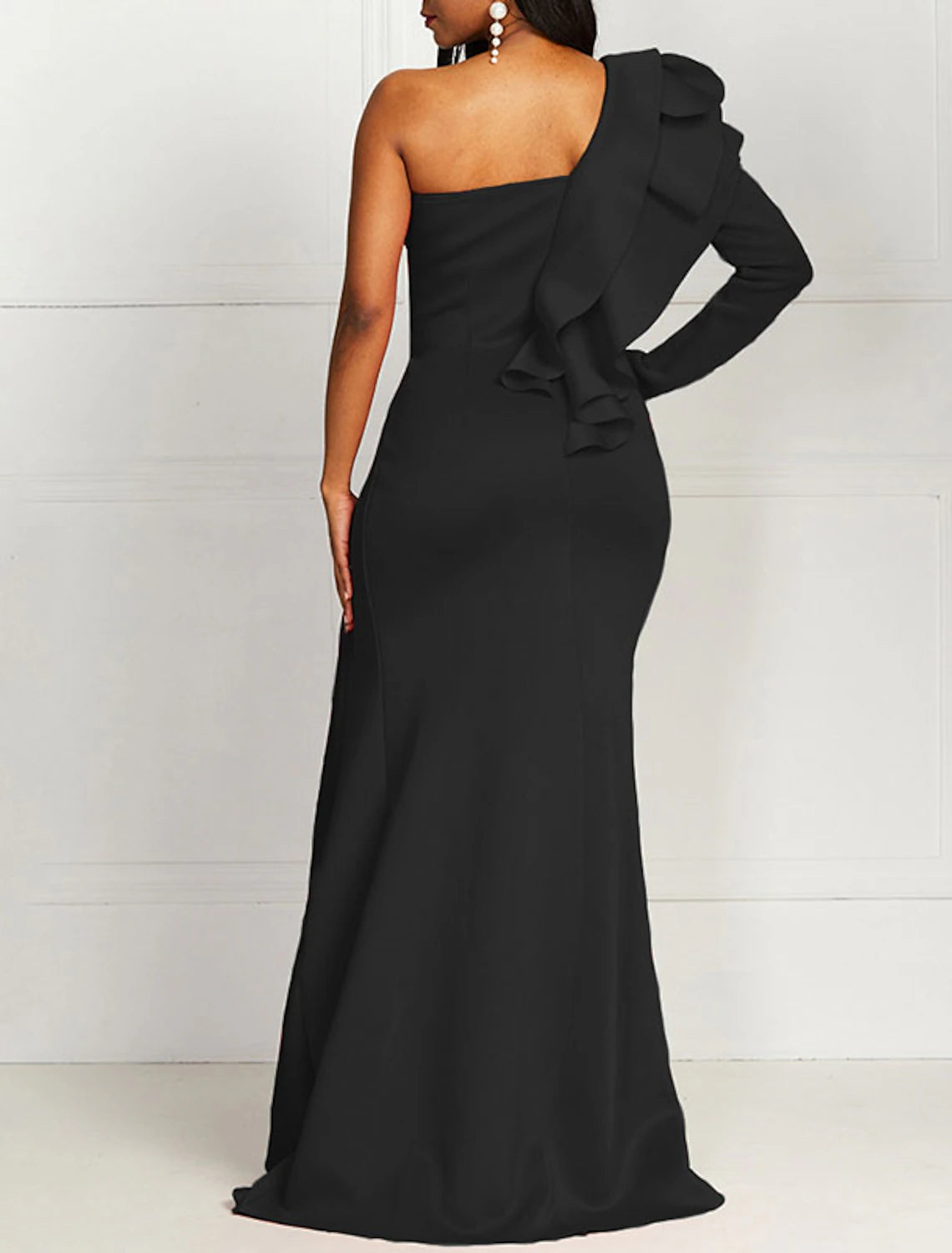 Full length view of the mermaid trumpet gown with ruffled hem.