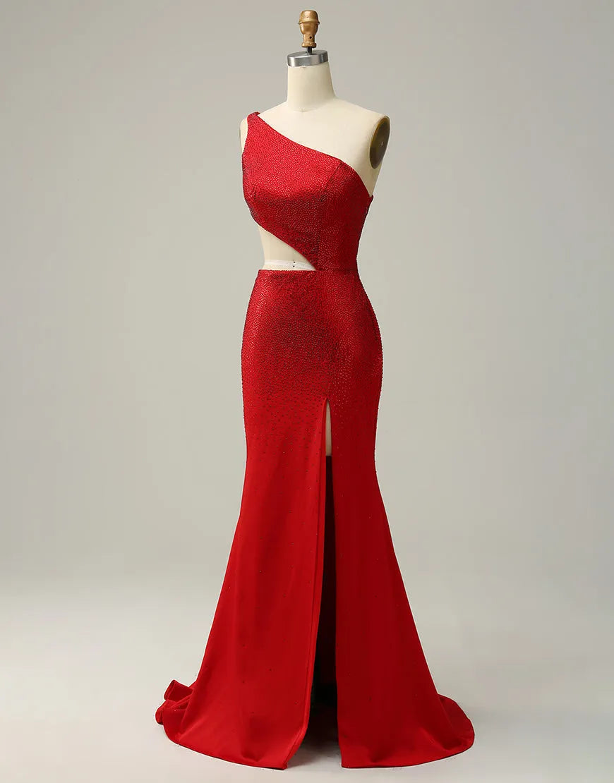 Model posing in the long mermaid dress with a dramatic leg slit.