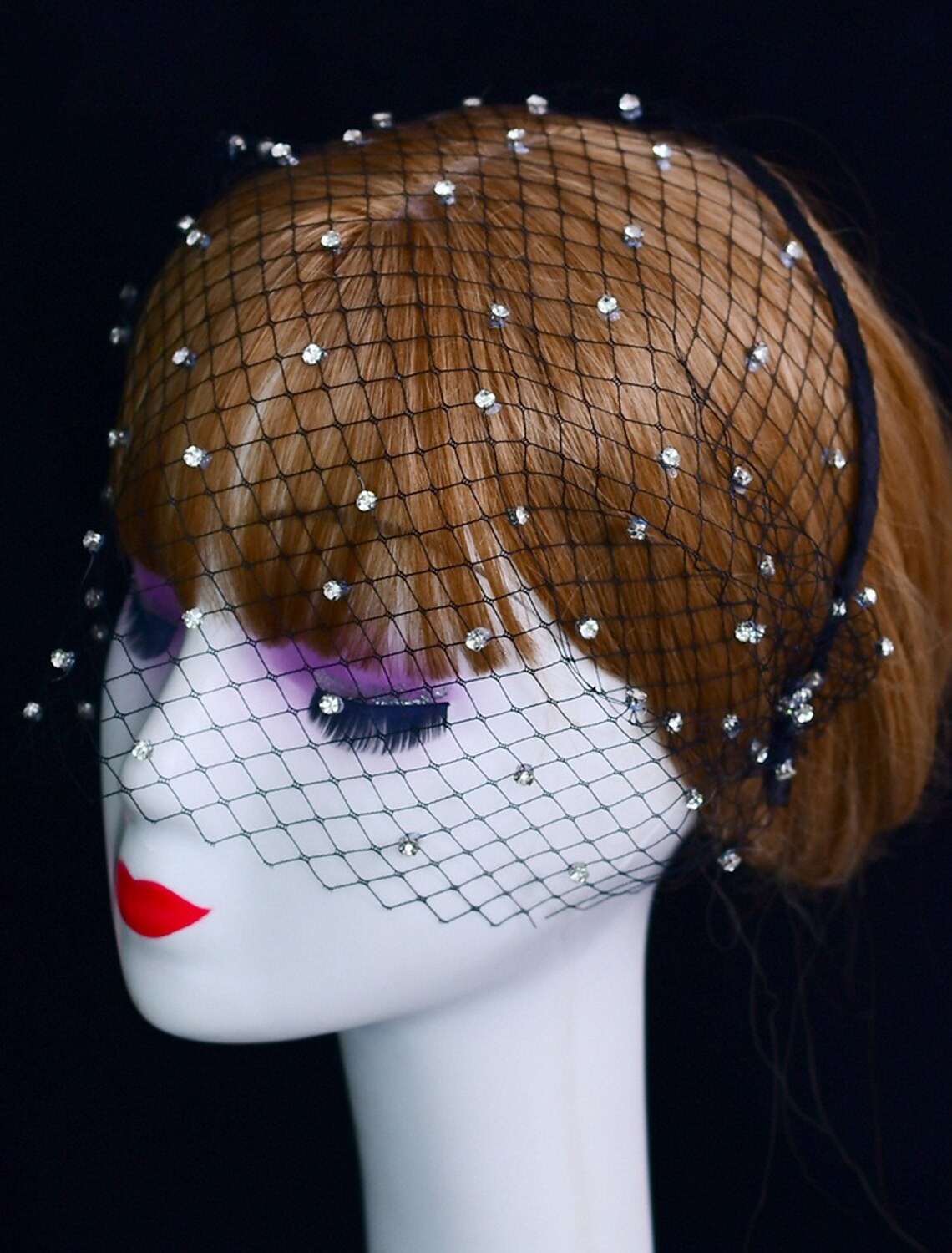 Bridal veil made of delicate tulle with crystal embellishments.