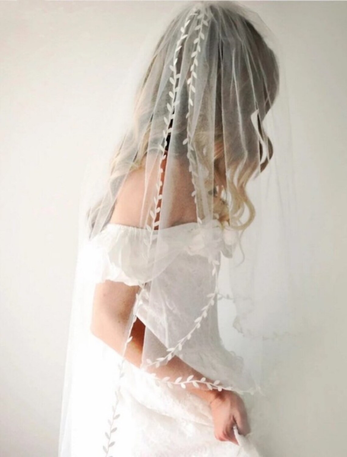Flowing 300cm tulle wedding veil with elegant details.