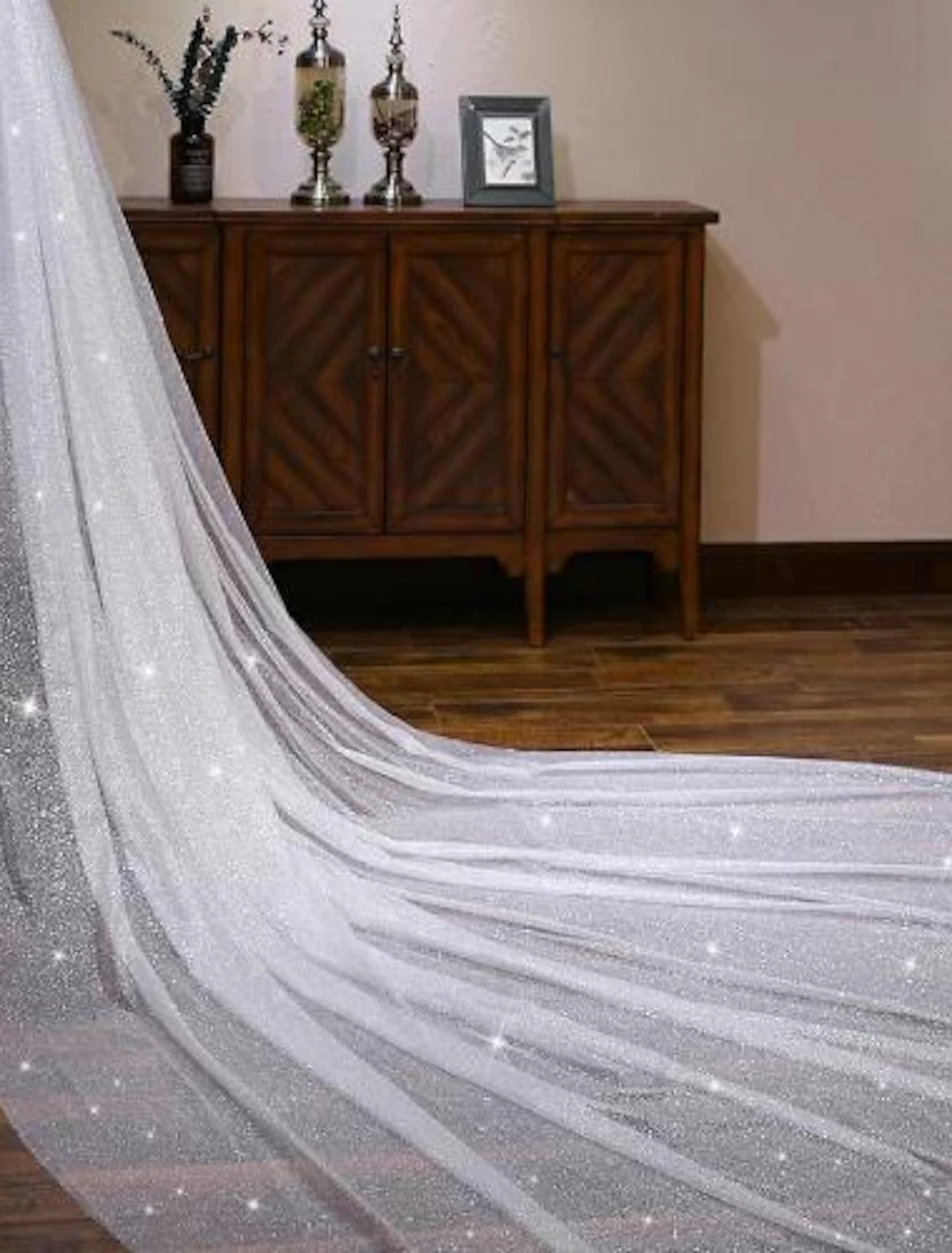 Close-up of a bride's back with a one-tier solid tulle cathedral veil.