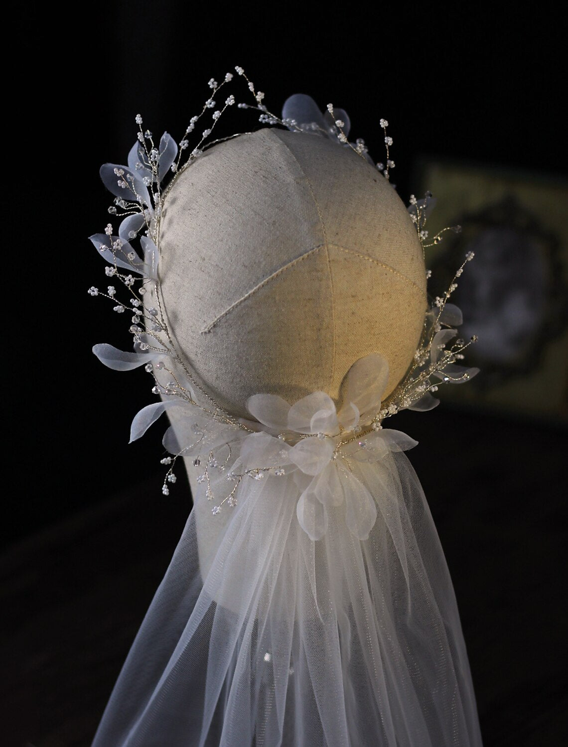 Delicate one-tier floral wedding veil with soft tulle fabric.