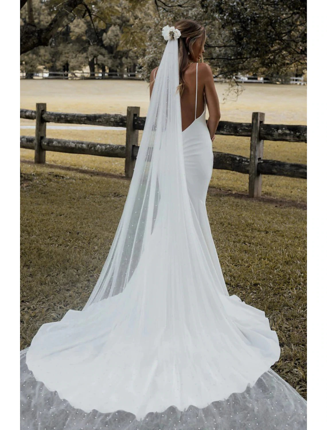 Romantic bridal veil with delicate faux pearls and soft tulle fabric.