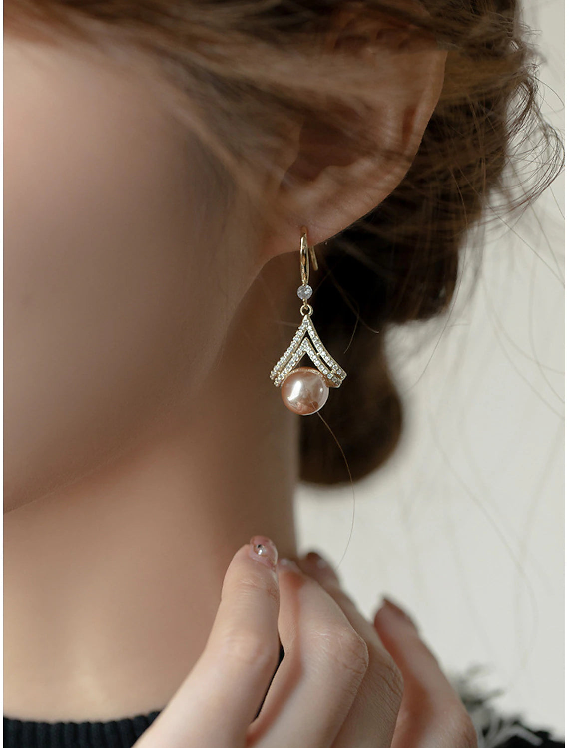 Rose gold pearl stud earring, showcasing the pearl's luster.