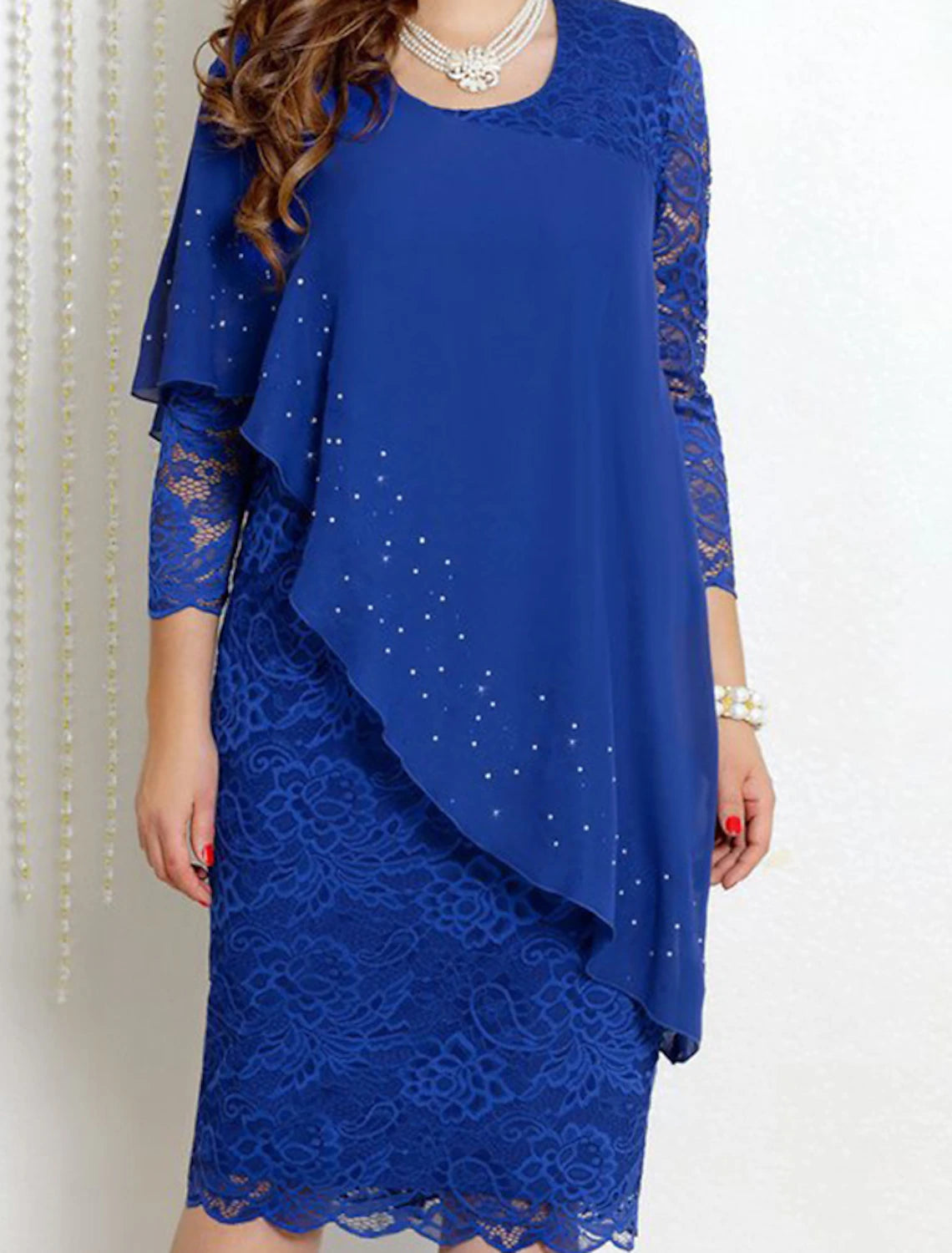 Mother of the Bride dress in chiffon, highlighting the jewel neckline.