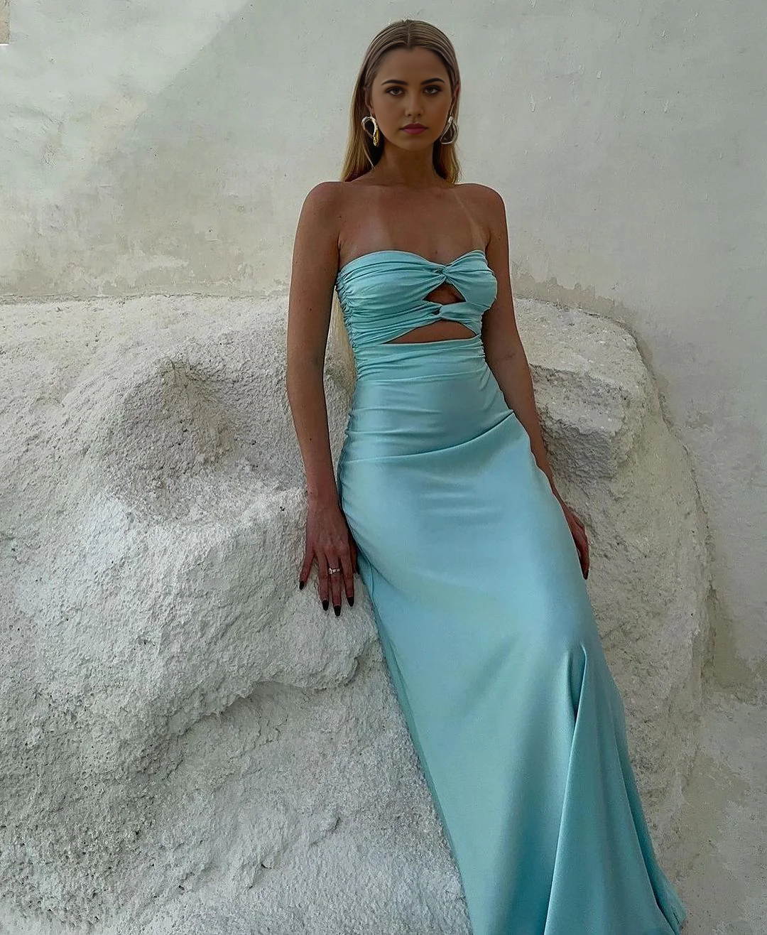Elegant strapless sheath long formal dress for women.
