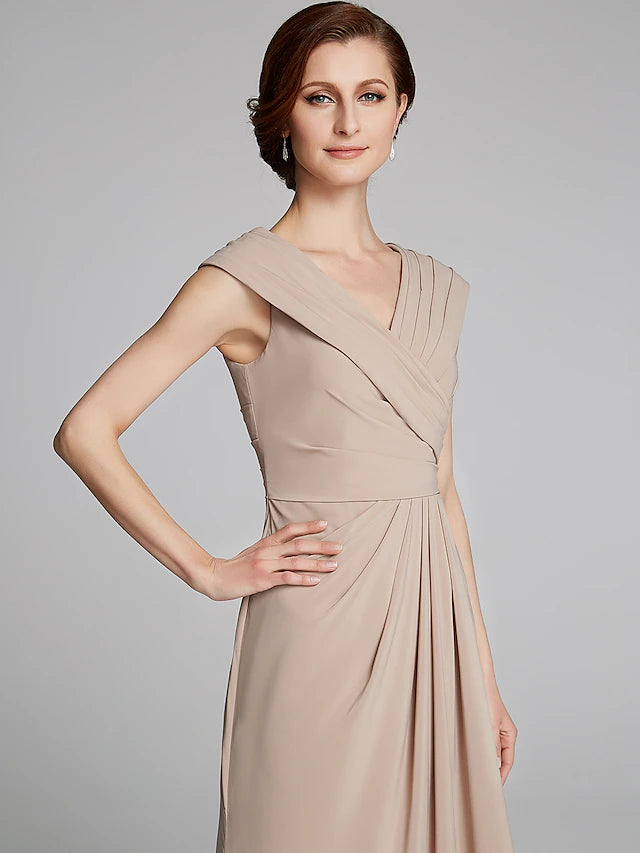 Detail of the short sleeve and V-neckline of the dress.