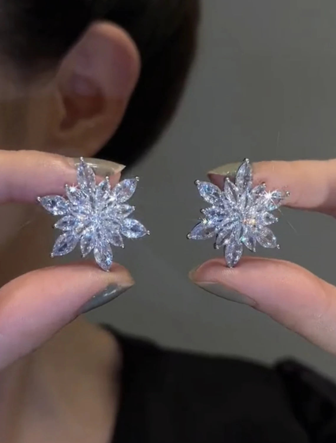 Silver zircon flower stud earrings.
