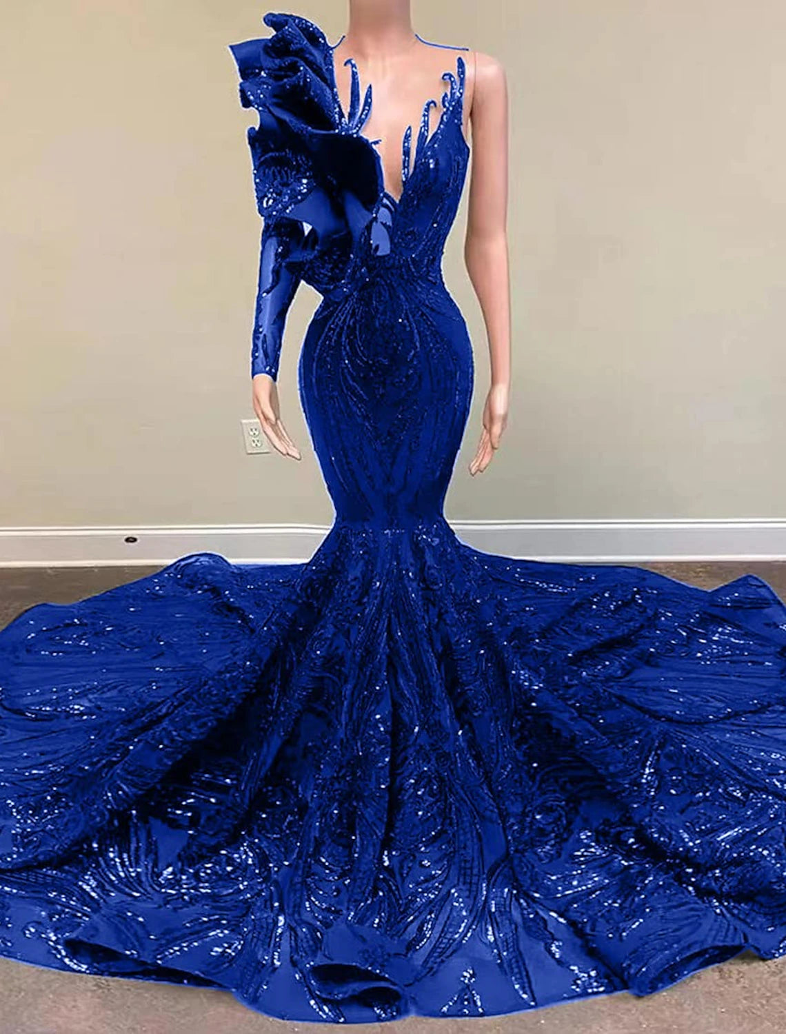 Model posing in the sparkly mermaid formal dress.