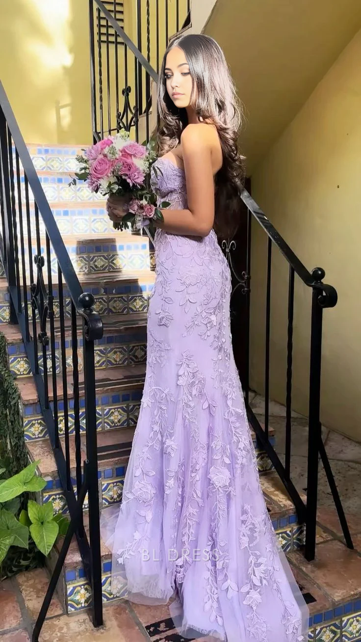 Elegant purple mermaid strapless prom dress with lace appliques.