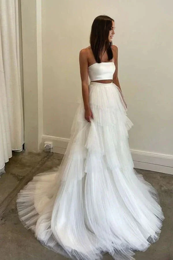 Close-up of the V-neck top and layered skirt detail of the country wedding dress.