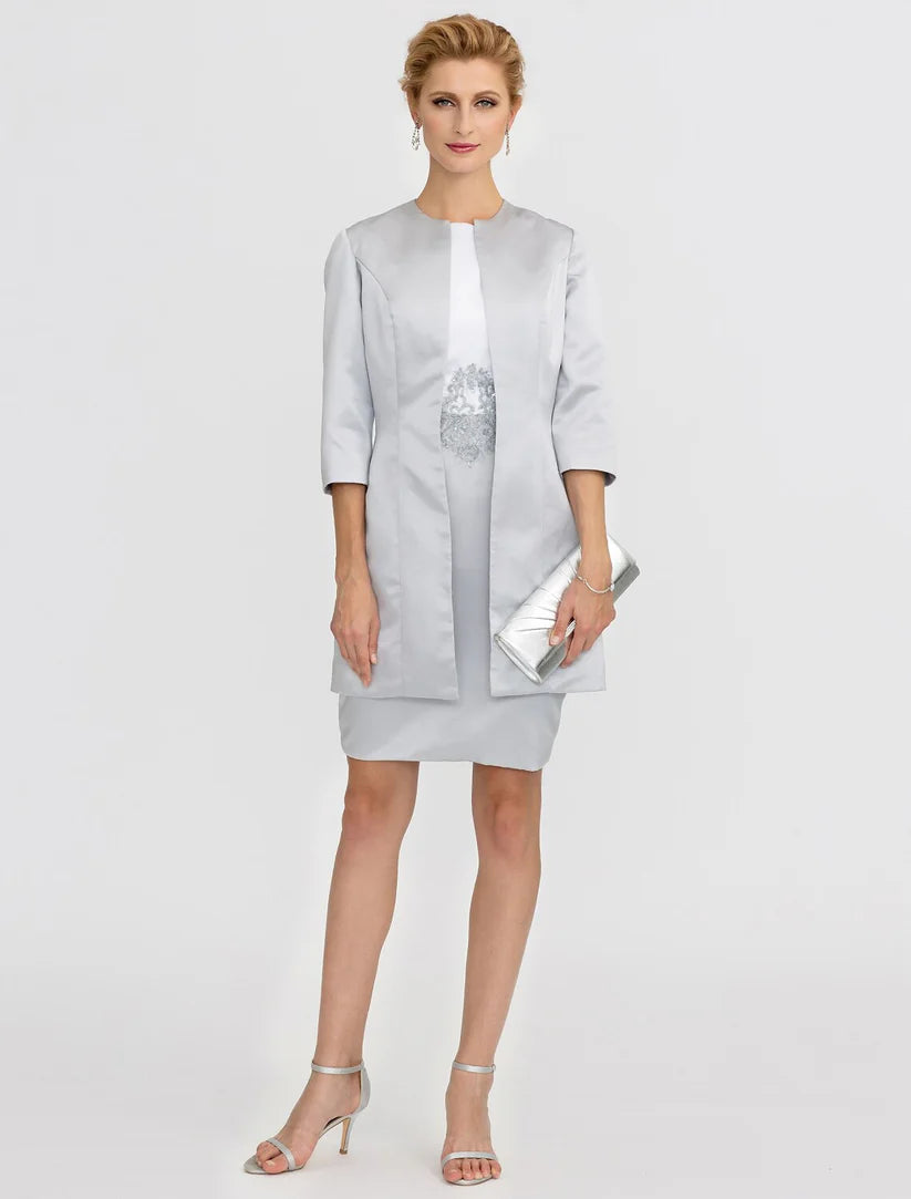 Elegant two-piece Mother of the Bride dress in satin with lace pleats and short sleeves.