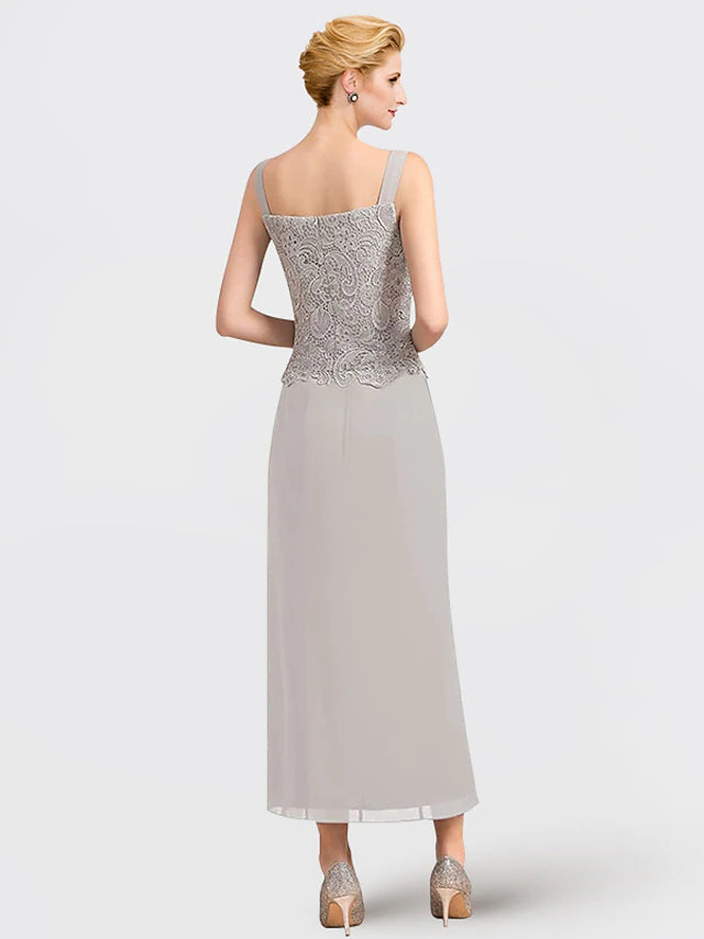 Detail of the square neckline and sleeveless design of the elegant dress.