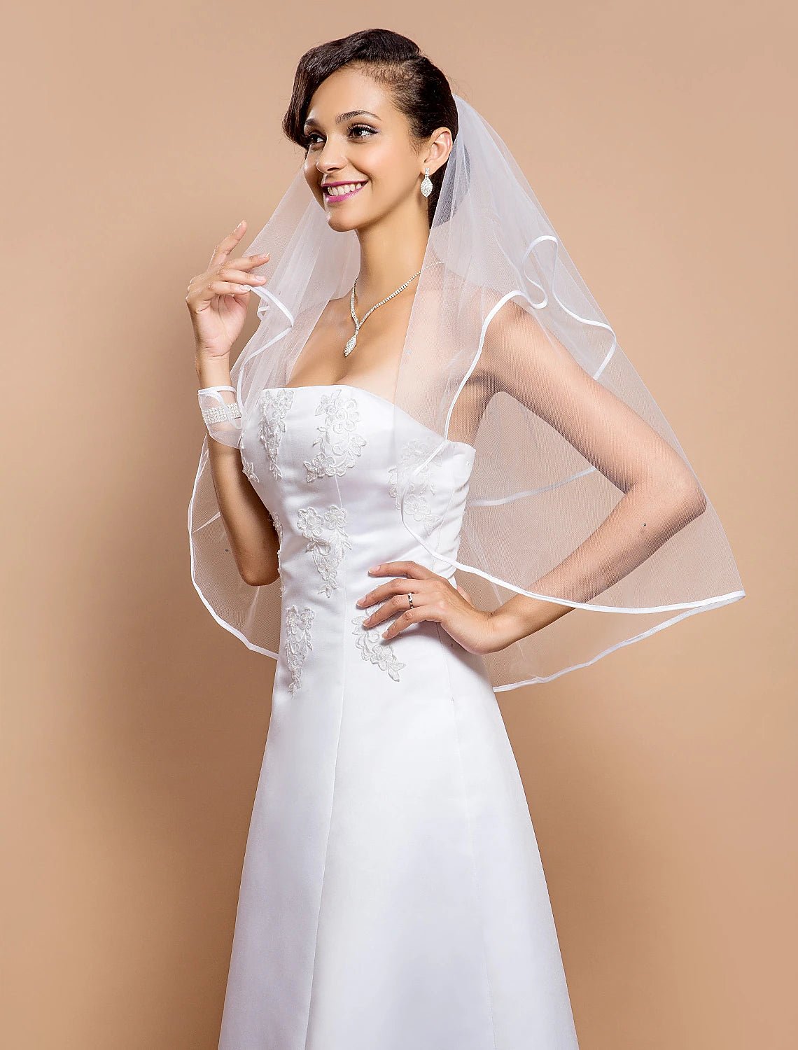 Full view of the two-tier tulle wedding veil, showcasing its 80cm length and design.