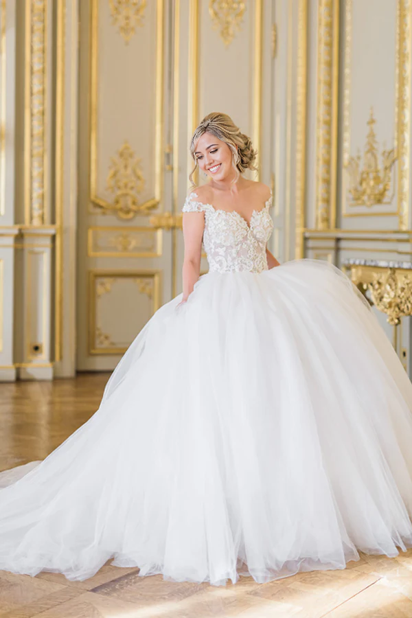 Elegant V-neck cap sleeve lace tulle ball gown wedding dress.