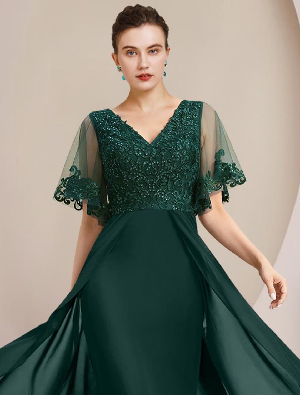 Floor-length mother of the bride dress, V-neck, short sleeves, crafted from chiffon and lace.