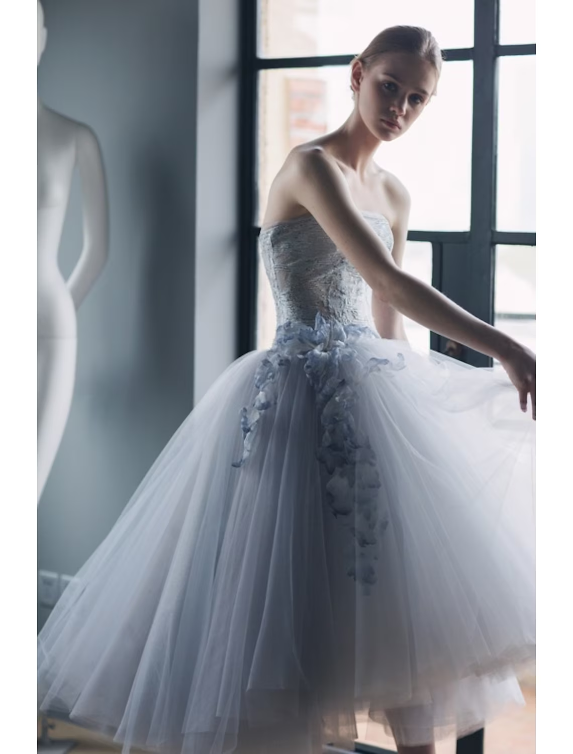 Strapless graduation dress in tea length with elegant silhouette.