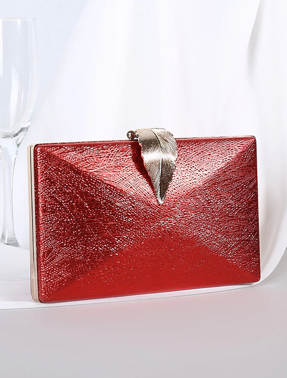 Polyester clutch bag with chain, highlighting its versatile carrying options.