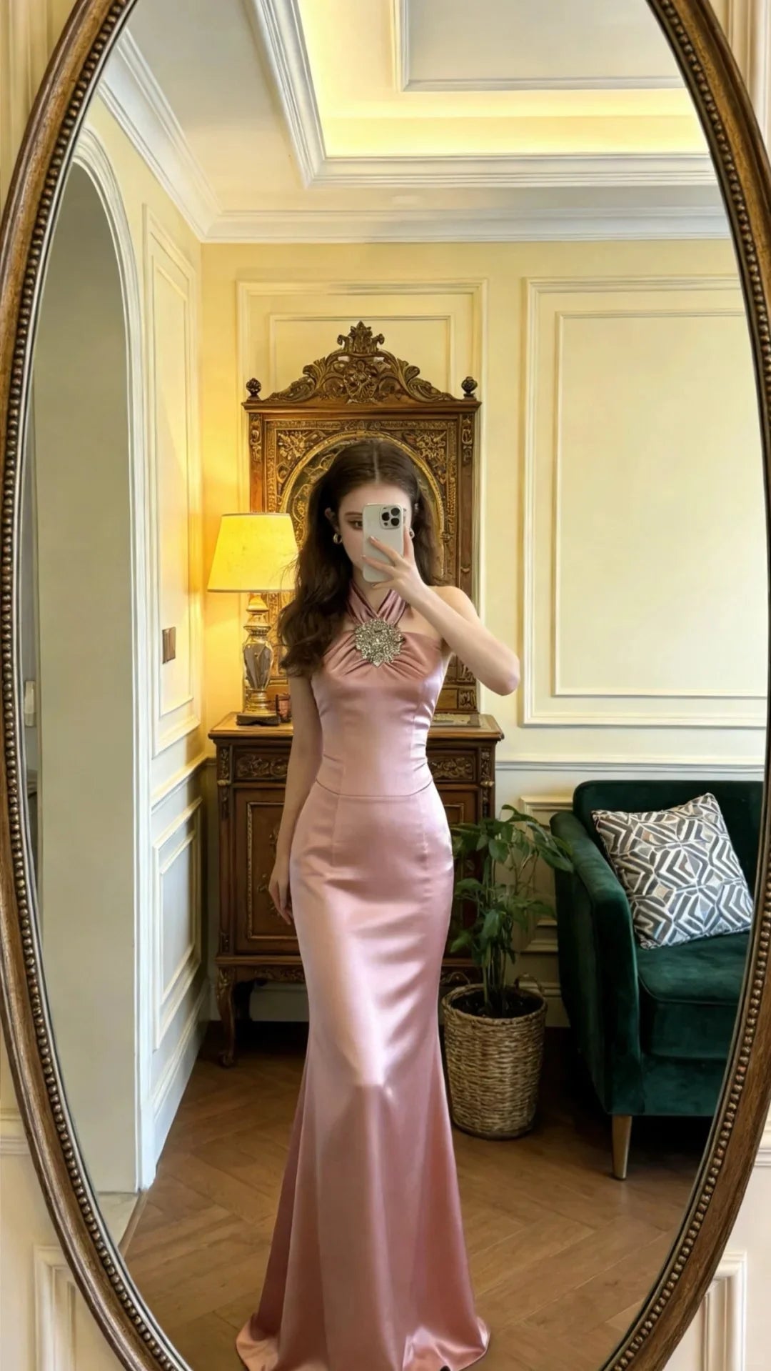 Elegant Blush Pink Halter Neck Prom Dress With Rhinestone Brooch And Mermaid Train For Formal Evening Party