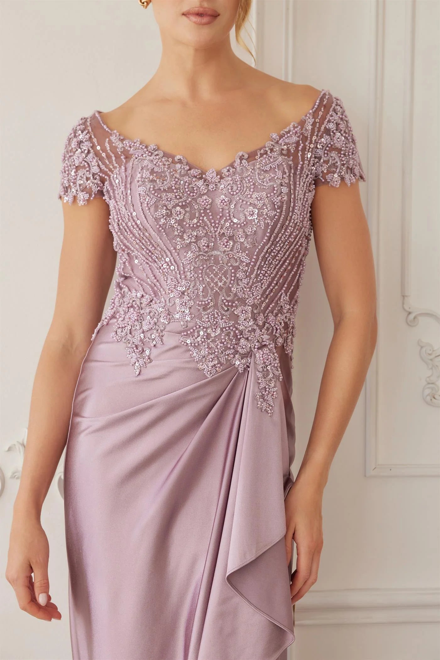 Elegant Cap Sleeve V Neck Open Back Beaded Lace Appliqué High Slit Ruched Satin Mermaid Evening Dress For Formal Evening Gala Wedding Guest Bridesmaid