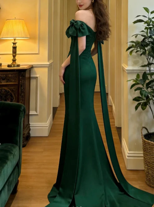 Elegant Emerald Green Off Shoulder Prom Dress With Bow Accents And Mermaid Train For Formal Evening Party