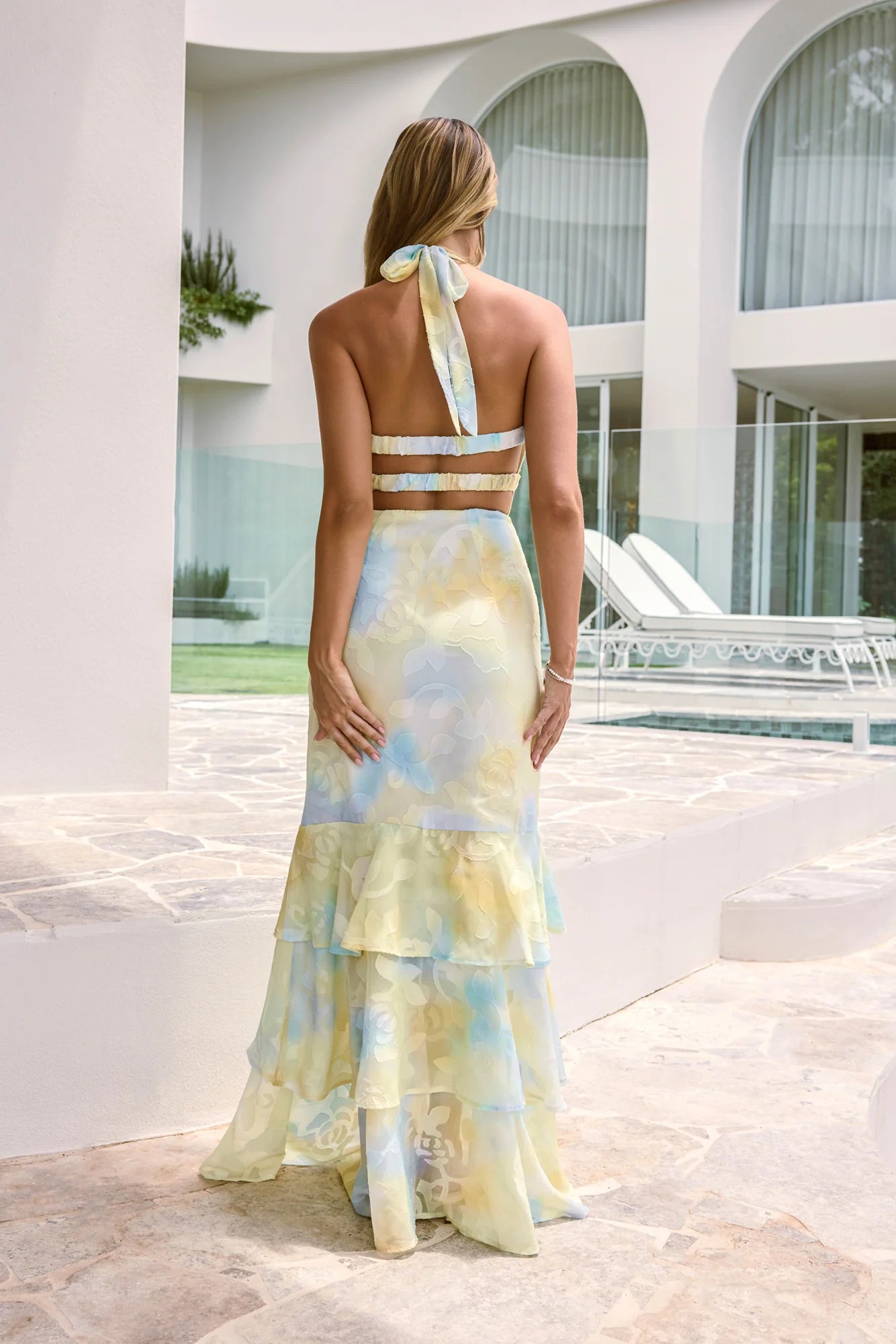 Elegant Halter Neck Deep V Tie Back Tiered Ruffle Floral Jacquard Tie Dye Maxi Prom Dress For Formal Evening Wedding Guest Bridesmaid Cocktail Party
