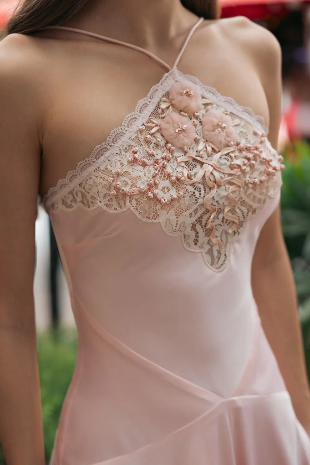 Elegant Halter Neck Open Back Lace Embellished Satin Asymmetrical Hem Maxi Prom Dress For Formal Evening Wedding Guest Bridesmaid Cocktail Party