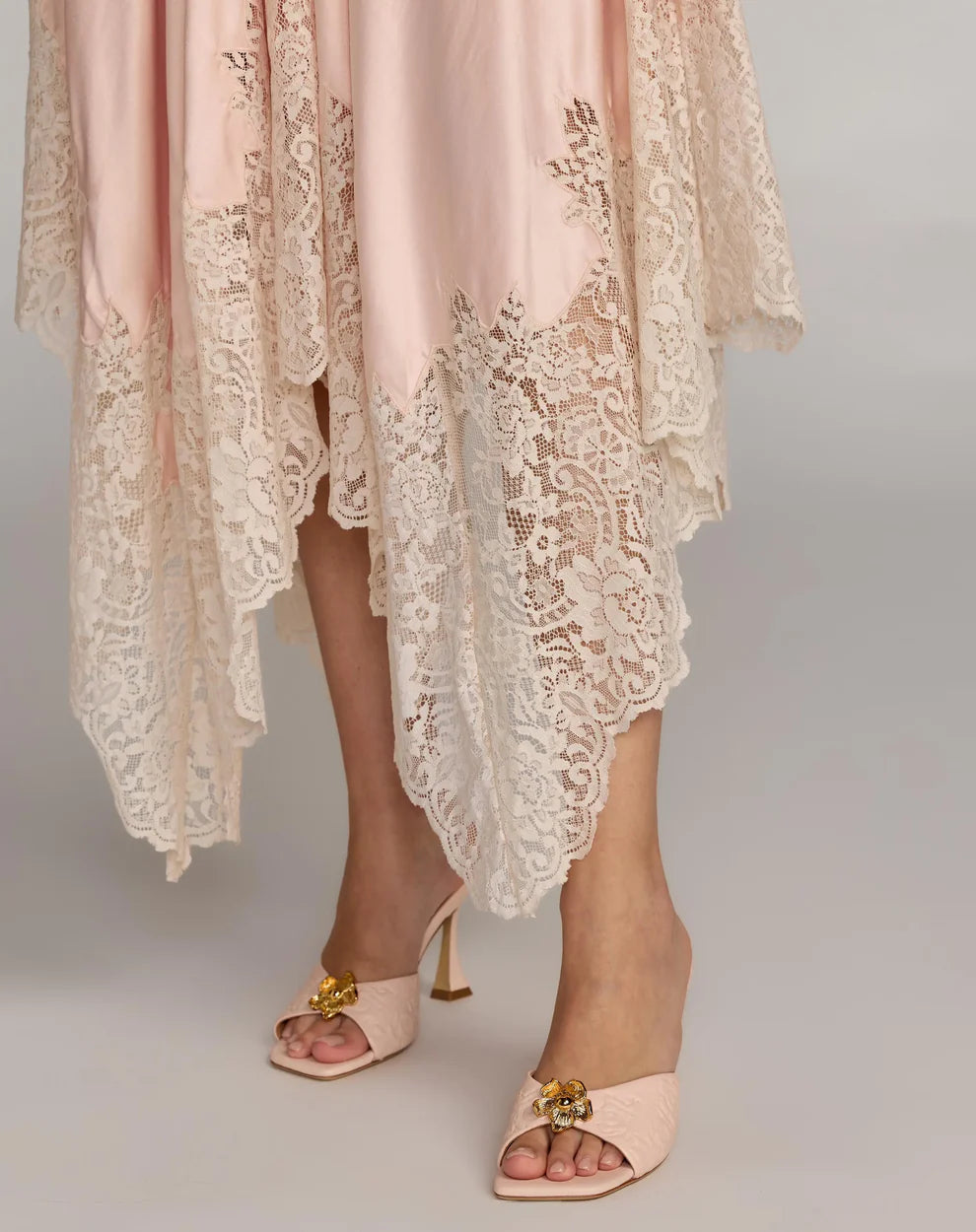 Elegant Halter Neck Open Back Lace Embellished Satin Asymmetrical Hem Maxi Prom Dress For Formal Evening Wedding Guest Bridesmaid Cocktail Party