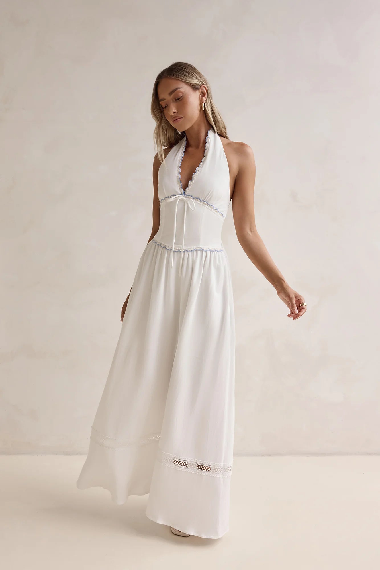 Elegant Halter Neck Smocked Back Lace Trim Tie Front Maxi Prom Dress For Formal Evening Wedding Guest Bridesmaid Cocktail Party