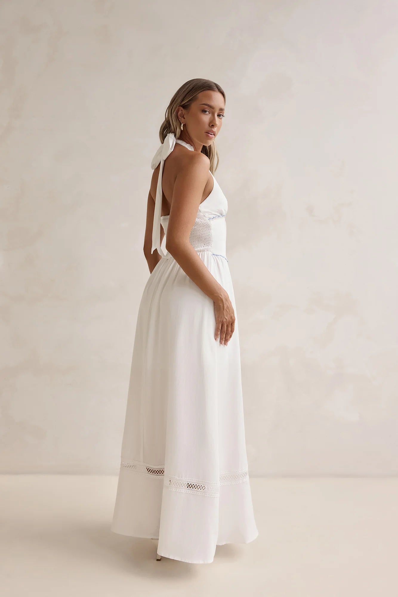 Elegant Halter Neck Smocked Back Lace Trim Tie Front Maxi Prom Dress For Formal Evening Wedding Guest Bridesmaid Cocktail Party