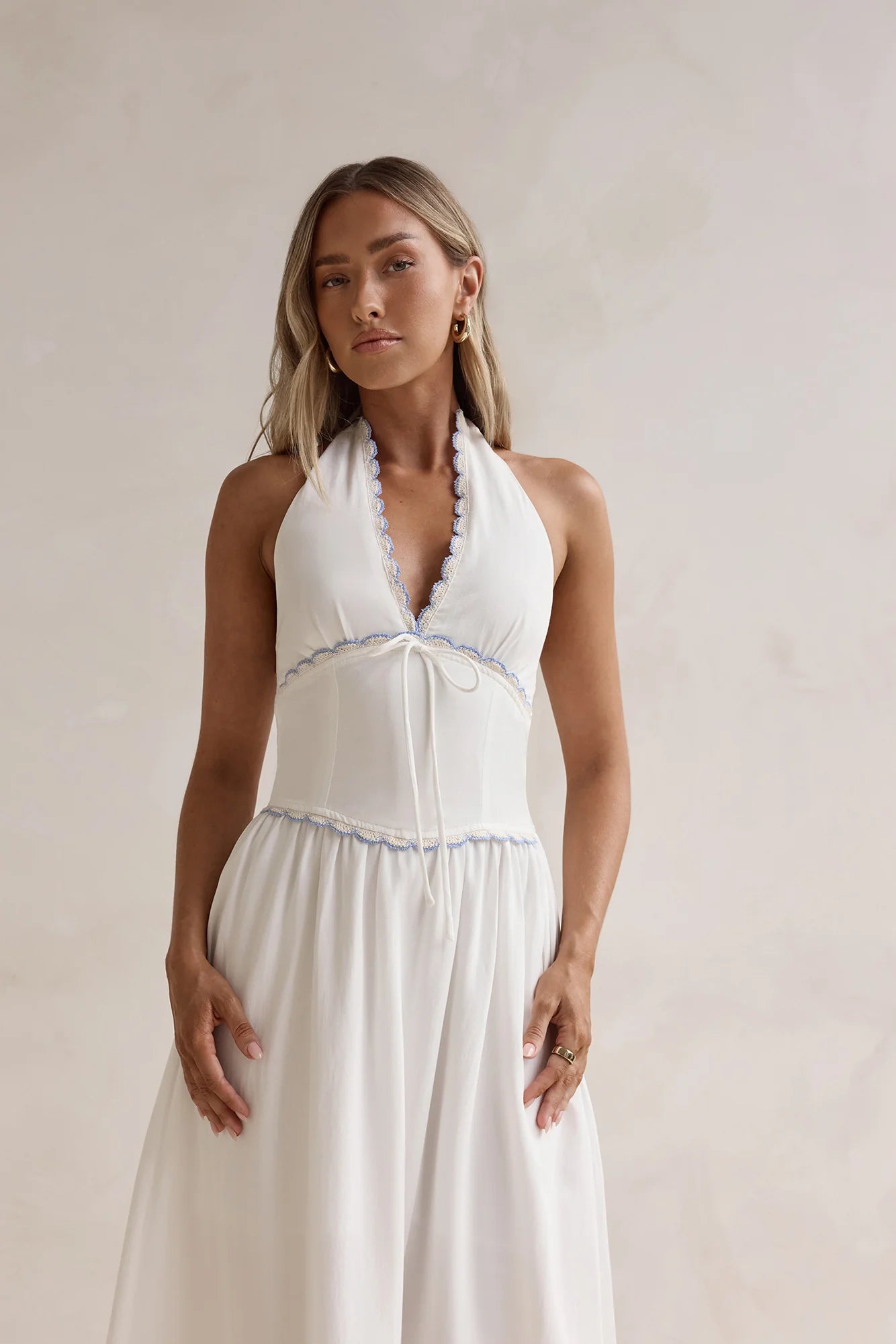 Elegant Halter Neck Smocked Back Lace Trim Tie Front Maxi Prom Dress For Formal Evening Wedding Guest Bridesmaid Cocktail Party