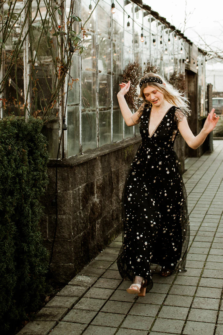 Elegant Ruffle Sleeve Deep V Neck Open Back Star Print High Slit Tulle A Line Maxi Evening Dress For Formal Evening Gala Wedding Guest Bridesmaid