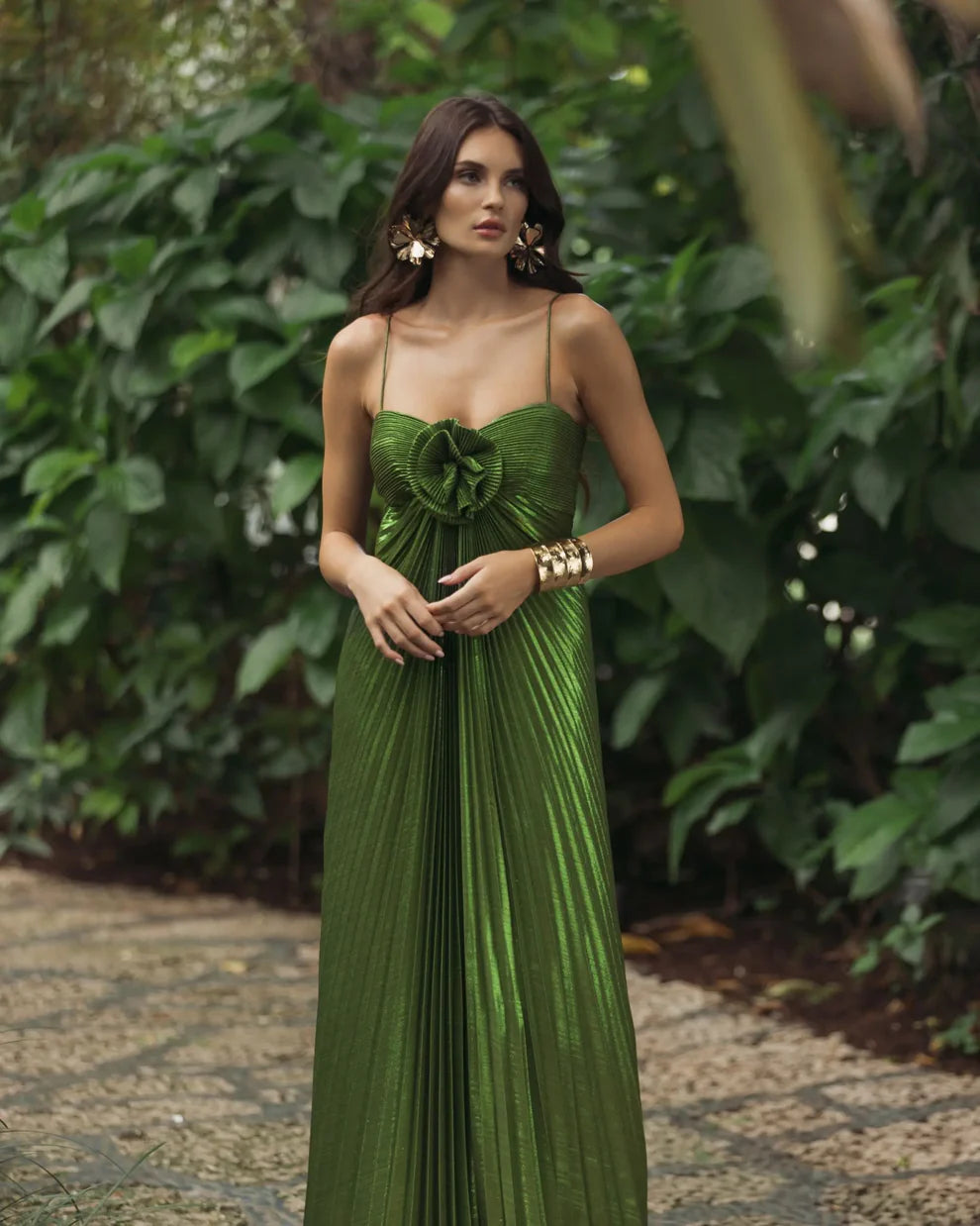 Elegant Spaghetti Strap 3D Flower Detail Pleated Shimmer Maxi Prom Dress For Formal Evening Wedding Guest Bridesmaid Cocktail Party