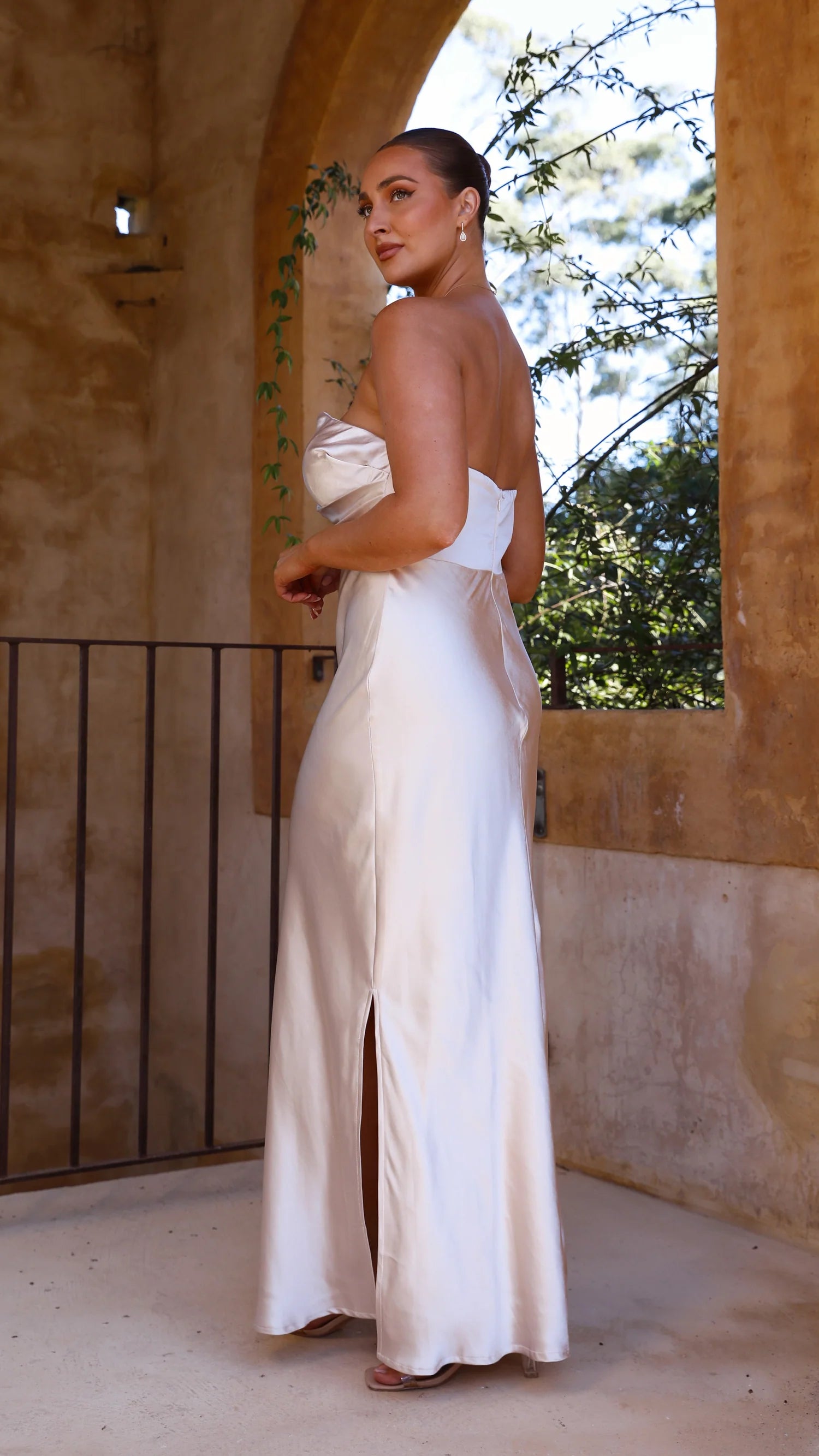 Elegant Strapless V-Neck Backless Satin Mermaid Maxi Prom Dress with Side Slit and Structured Waistband