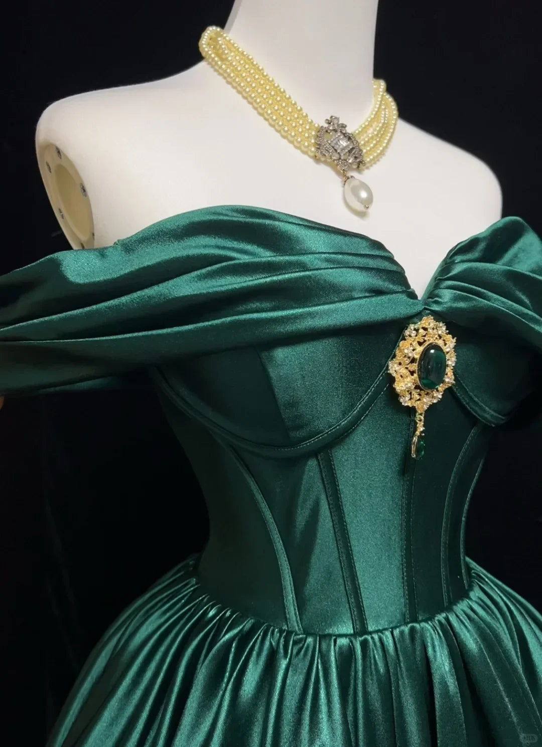 Elegant A-Line Off-Shoulder Charming Emerald Short Homecoming Dresses for Women