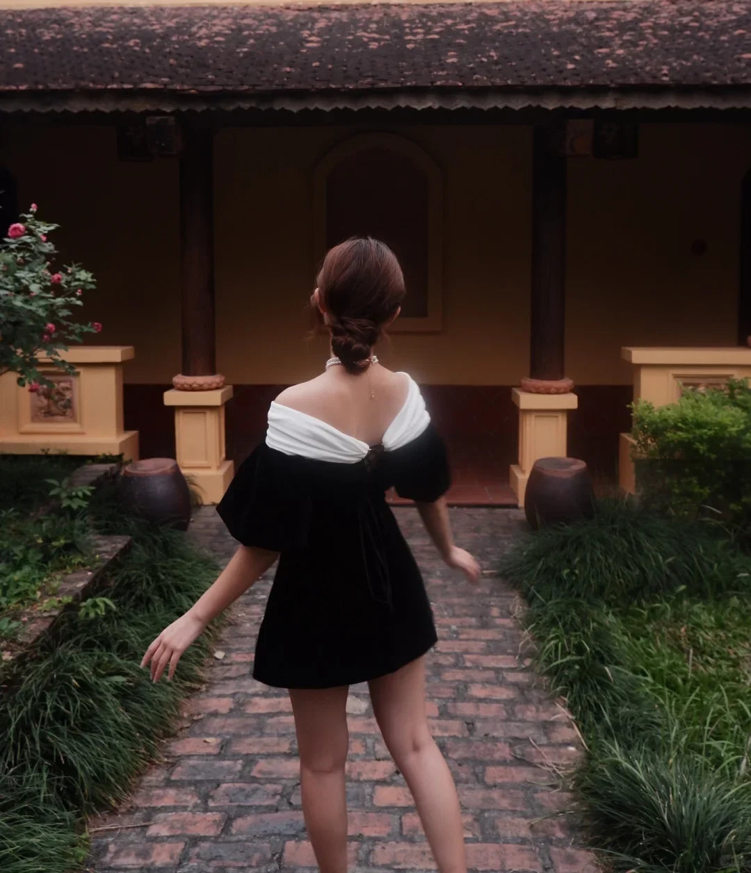 Elegant A-Line Off-Shoulder Puffy-Sleeve Ruffled Bow-Back Black Mini Homecoming Dress