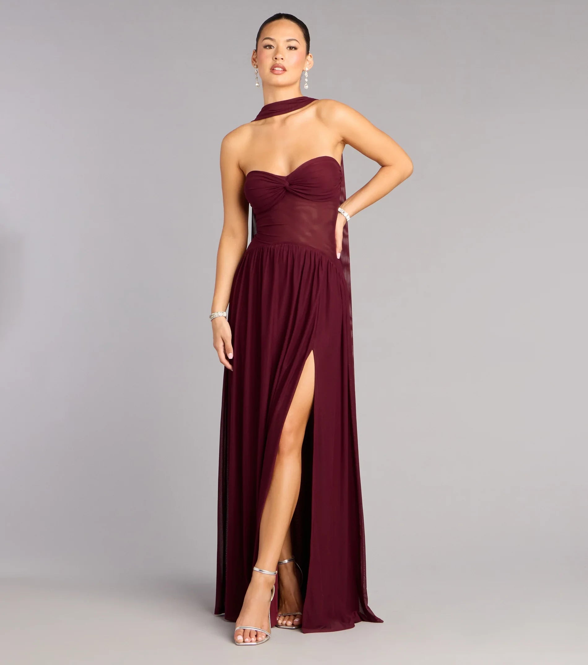 Elegant A-Line Strapless Glamorous Flowing Burgundy Floor-Length Prom Dresses for Women.