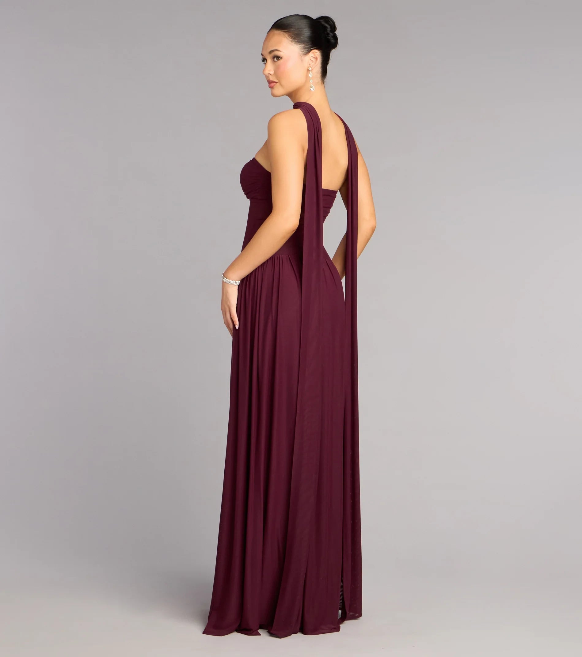 Elegant A-Line Strapless Glamorous Flowing Burgundy Floor-Length Prom Dresses for Women.