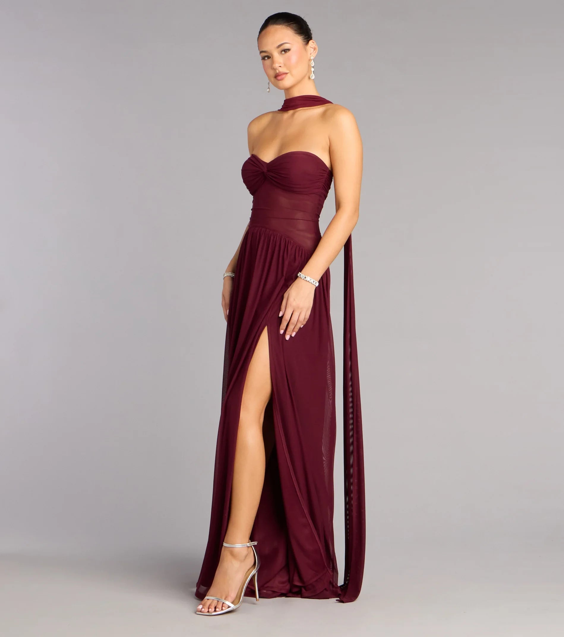 Elegant A-Line Strapless Glamorous Flowing Burgundy Floor-Length Prom Dresses for Women.