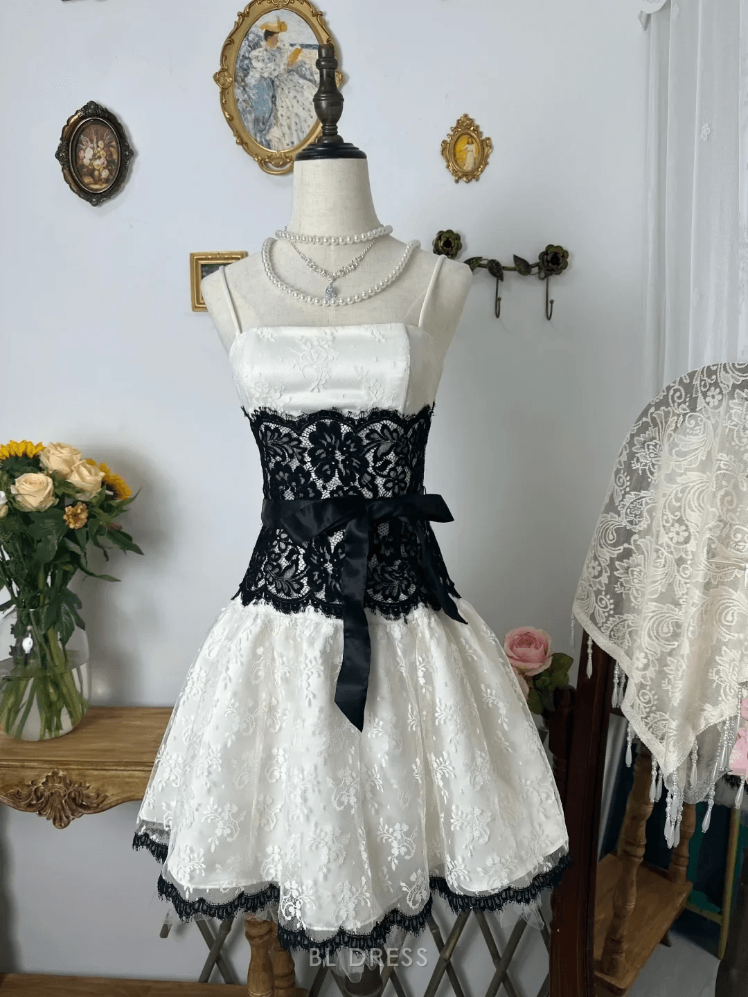 Elegant A-Line Strapless Sleeveless Lace Bow-Tie Black White Short Homecoming Dresses Women's